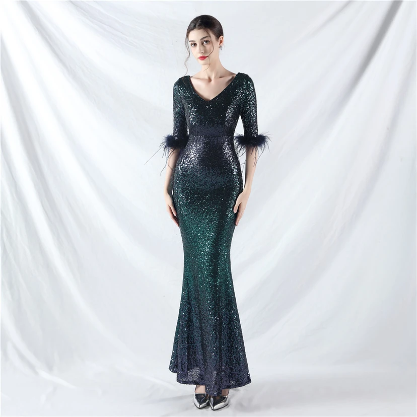 Robe de soirée artisanale à manches longues ornée de plumes d'autruche et de perles dégradées view 31
