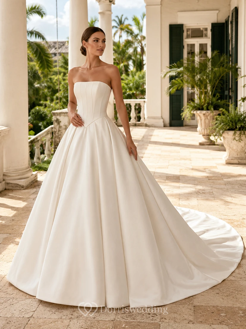 Trägerloses, plissiertes Satin-Ballkleid mit Kapellenschleppe – Resort-Hochzeitskleid