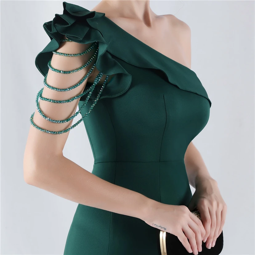 Vestido de noche asimétrico de satén con escote alto y cuello oblicuo, adornado con cuentas. view 80
