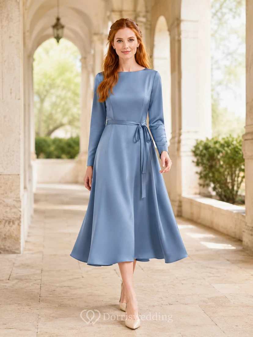 Staubblaues, langärmeliges Midikleid mit Bindegürtel für die Kirche