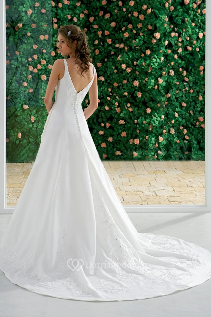 Robe de mariée trapèze à col en V, ornée d'appliqués de dentelle, en mousseline de soie, avec corsage froncé et traîne. view 7