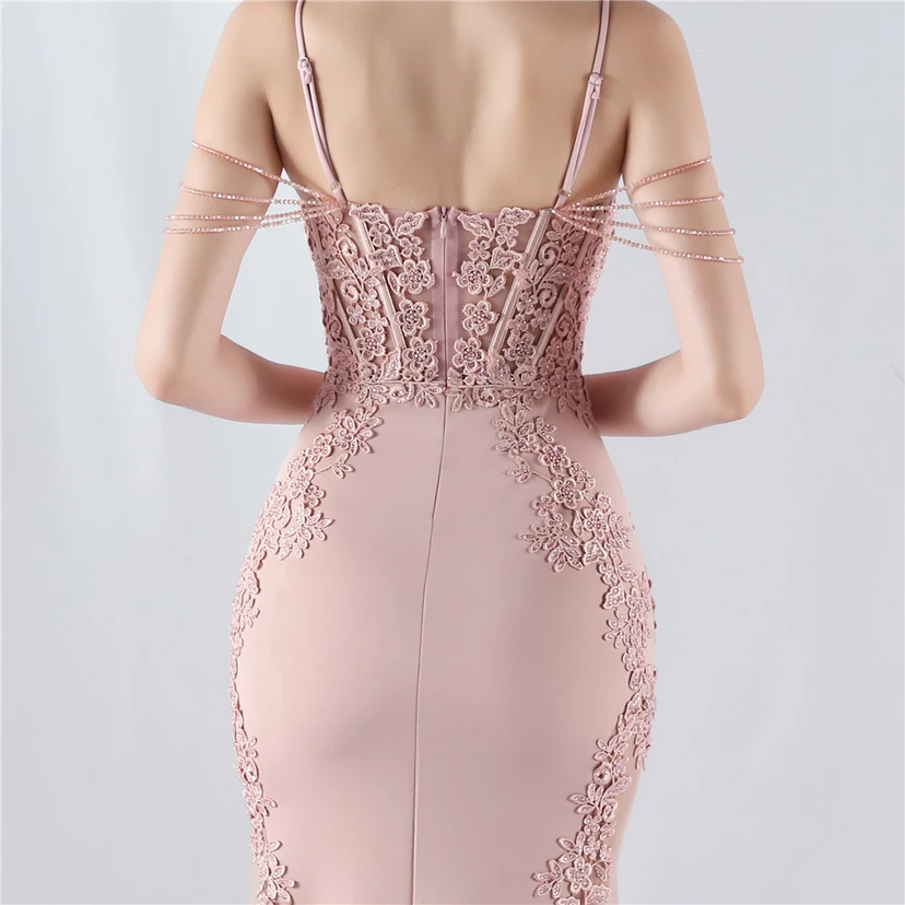 Robe de soirée à col montant en dentelle et perles, ornée d'un gilet à chevrons et d'un haut en dentelle. view 87