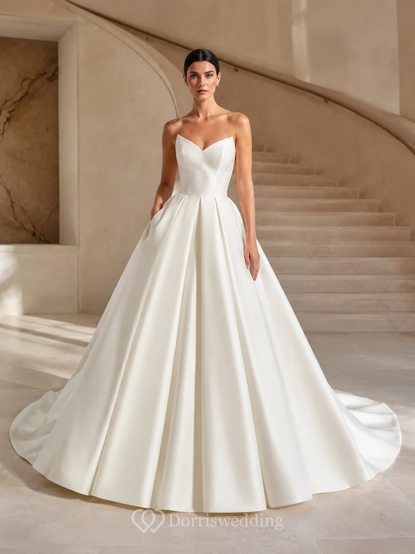Robe de bal bustier sans manches en satin lustré, décolleté cœur, traîne chapelle, plis structurés, robe de mariée de salle de bal