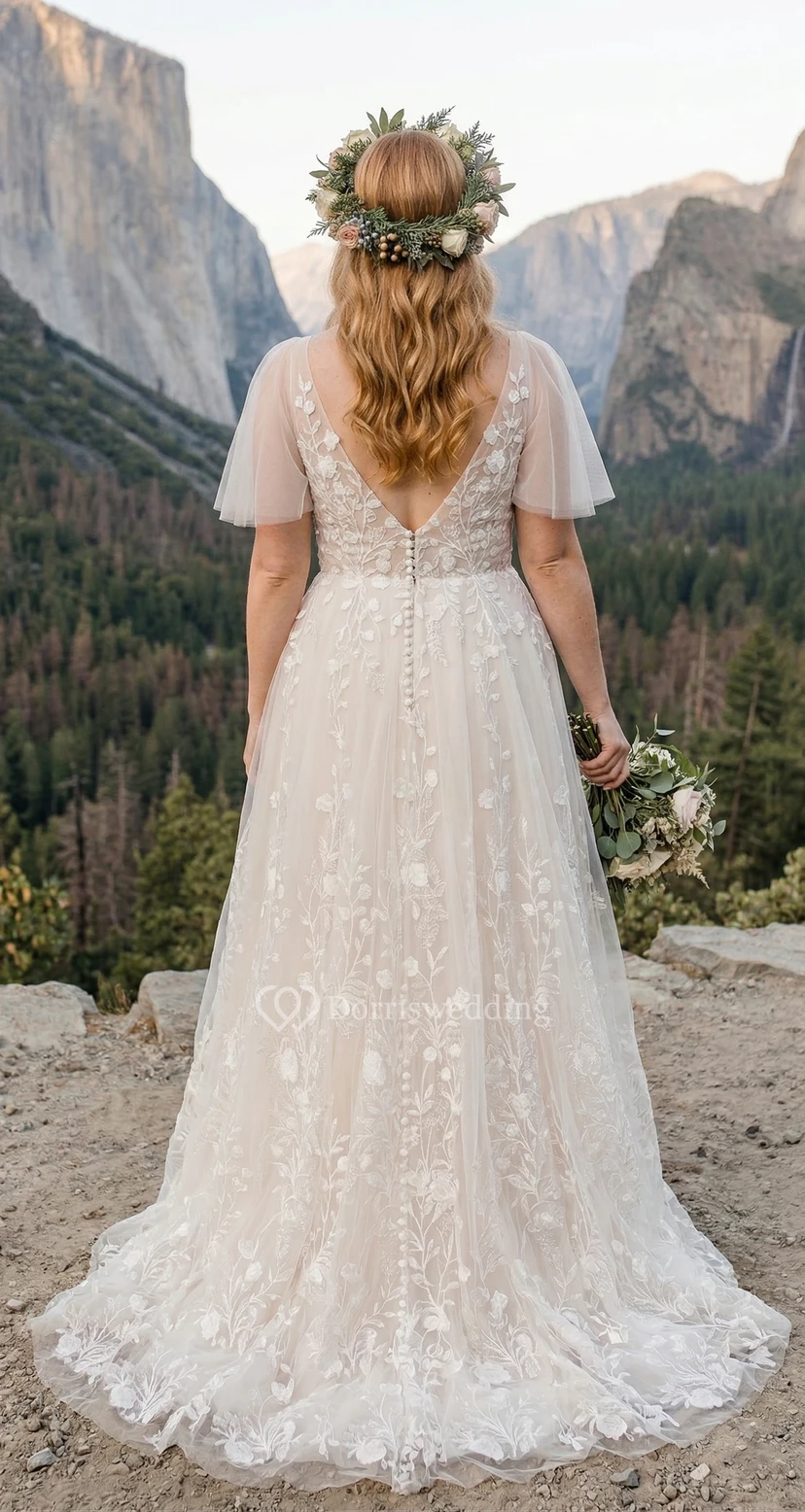 Robe de mariée grande taille en dentelle florale avec manches courtes et jupe trapèze à col en V view 2