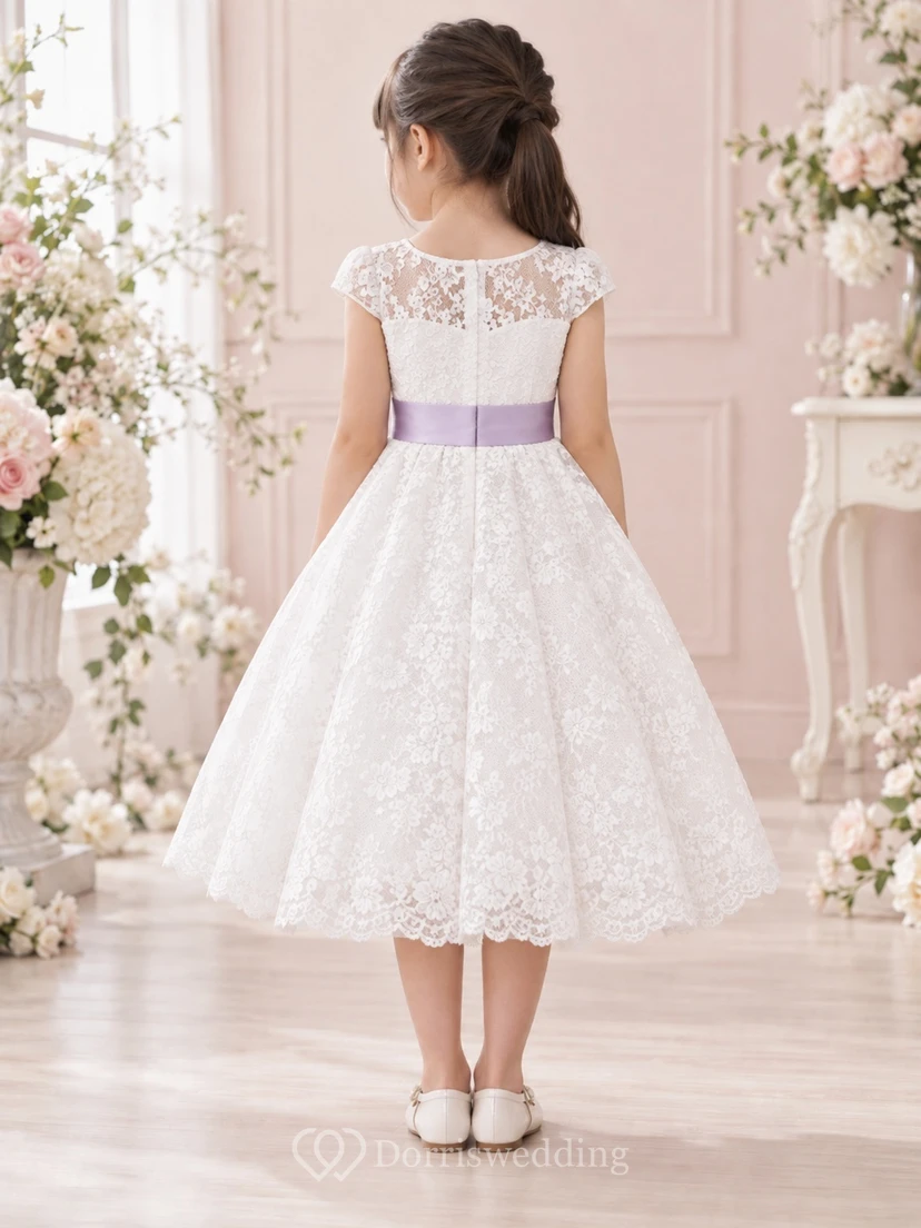 Vestido de niña de flores blanco modesto hasta la rodilla con estampado floral, corte en A, mangas cortas de encaje y fajín lavanda. view 2