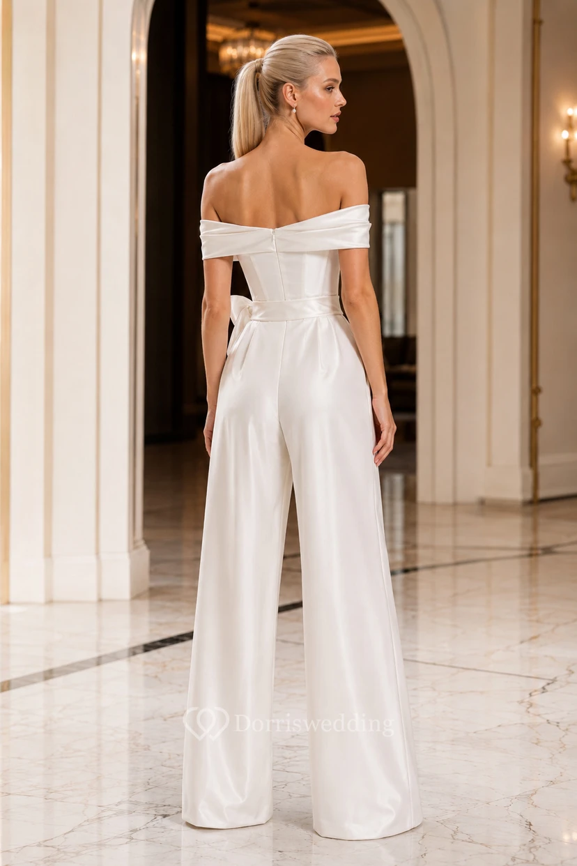 Combinaison de mariage blanche en satin à épaules dénudées et nœud sur le côté view 2
