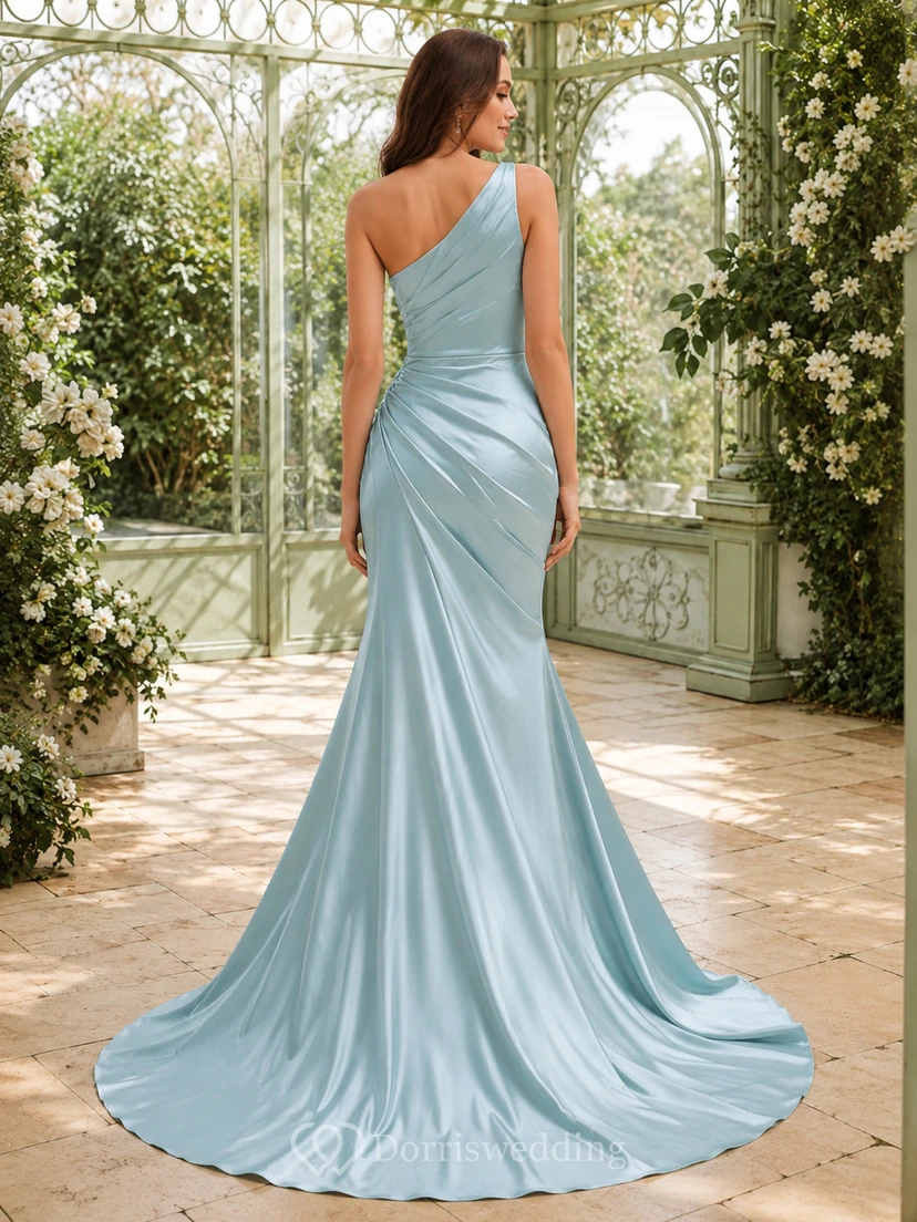 Robe de mariée sirène asymétrique en satin vert d'eau, froncée à une épaule, avec traîne chapelle view 2