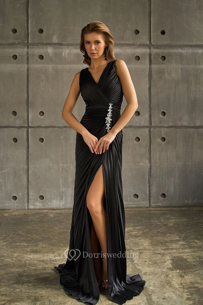 Vestido tubo sin mangas con escote en V, abertura frontal y detalles de pedrería. view 7