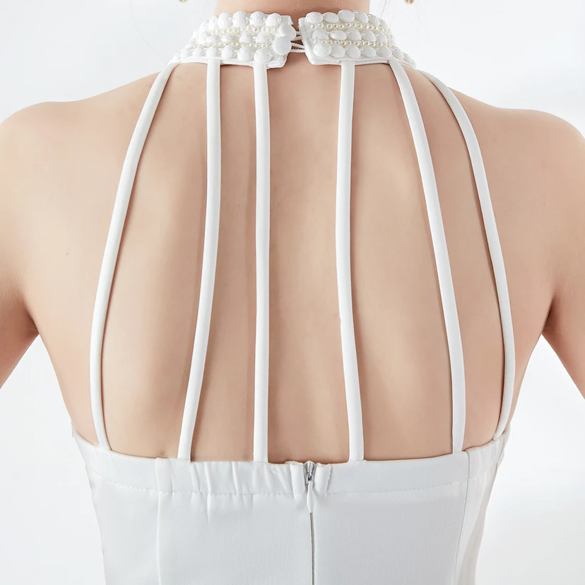 Robe de mariée longue rouge à traîne et col halter, style automne, pour un banquet de mariage ou une soirée. view 8