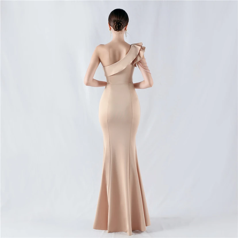 Vestido de noche asimétrico de satén con escote alto y cuello oblicuo, adornado con cuentas. view 2