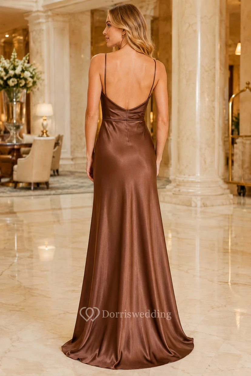 Robe de soirée fourreau en satin chocolat, col bénitier, sans manches, drapée, longueur au sol view 2