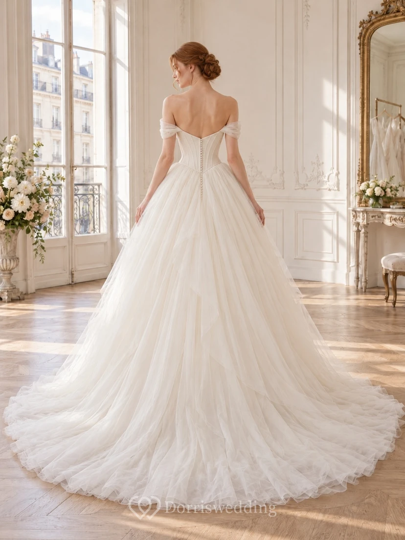 Robe de mariée vintage à épaules dénudées, bustier cœur, corset et longue traîne en tulle superposé view 2