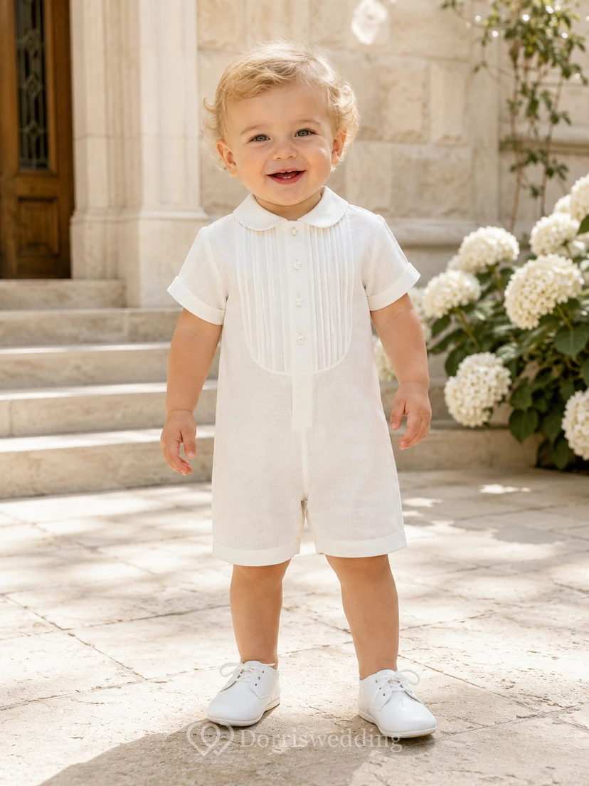 Atmungsaktiver, elfenbeinfarbener, kurzärmeliger Baby-Tauf-Strampler mit Abnähern und Shorts