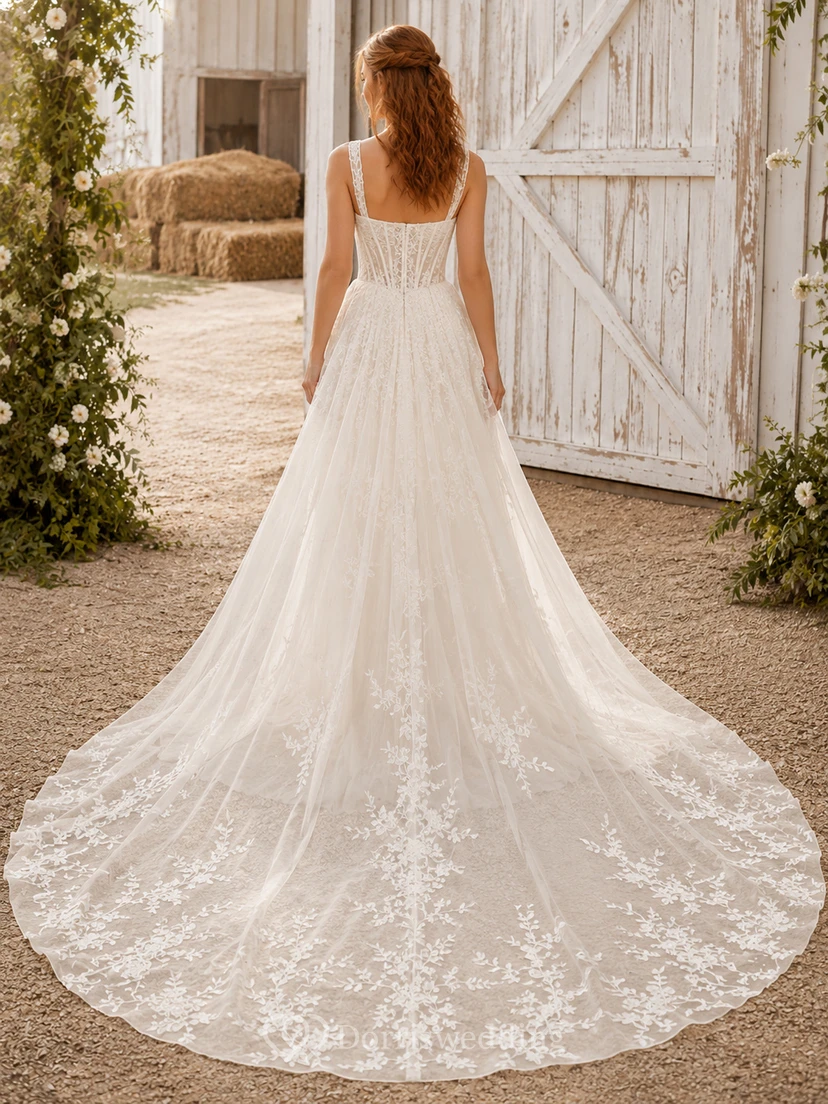 Robe de mariée champêtre en dentelle et tulle, coupe trapèze, col carré, sans manches, traîne chapelle view 2