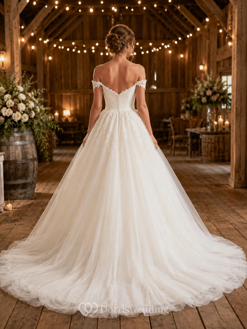 Vestido de novia de tul estilo princesa con hombros descubiertos, cola larga, detalle de volantes y escote en V bajo. view 2