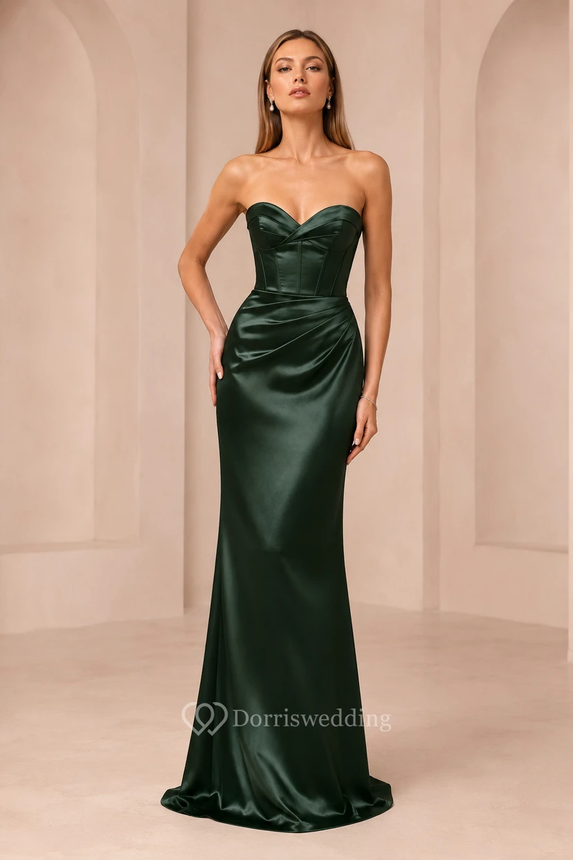 Vestido formal de satén verde oscuro sin tirantes estilo sirena con corpiño tipo corsé con escote corazón.