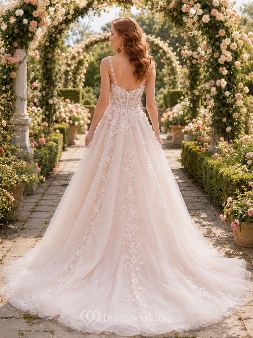 Vestido de novia rosa rubor de tul y encaje, corte en A, escote en V, sin mangas, cola larga y apliques. view 2