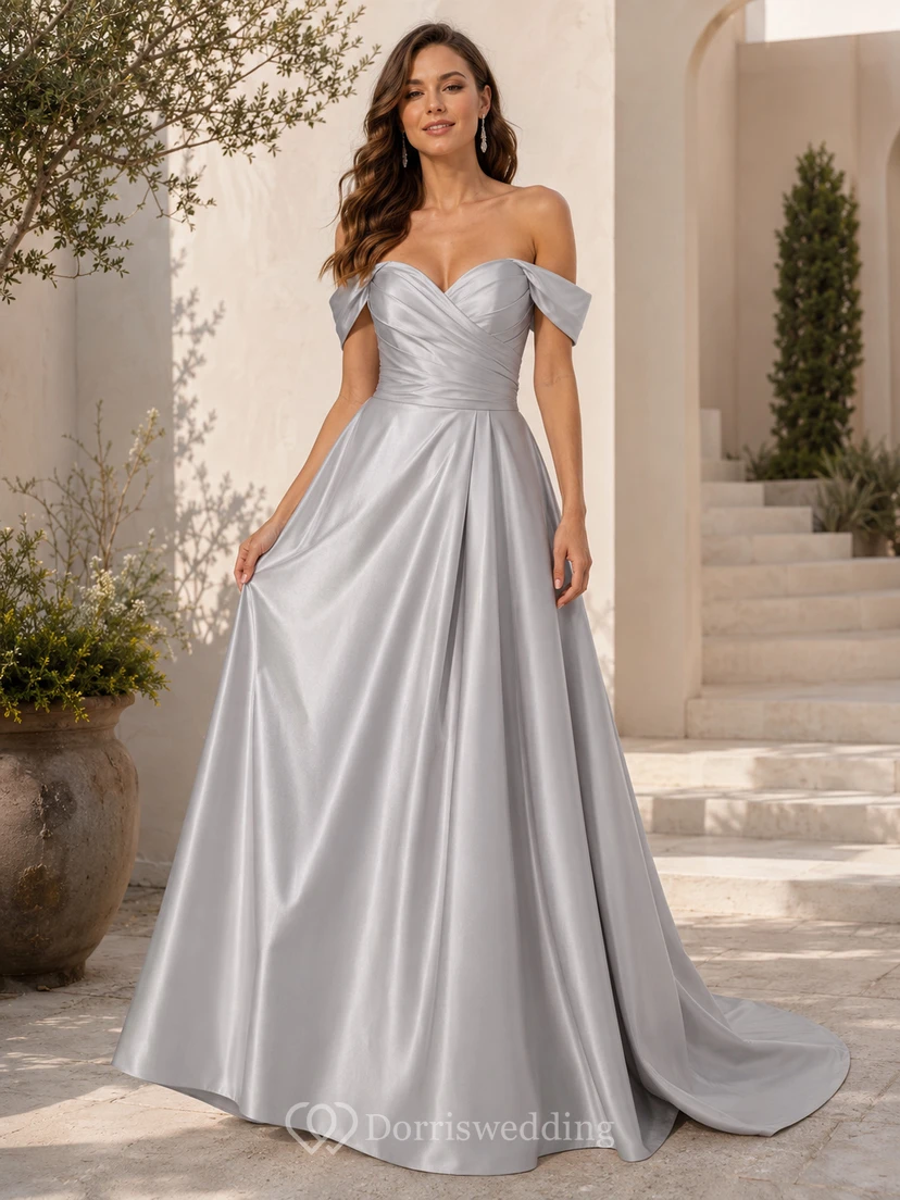 Robe de mariée bustier en satin gris acier, épaules dénudées, décolleté cœur, coupe trapèze, corset, style chapelle