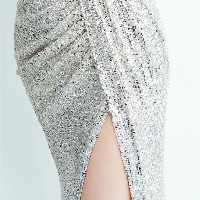 Robe de soirée longue à sequins haute densité, plissée, fendue sur le côté et à bretelles view 45