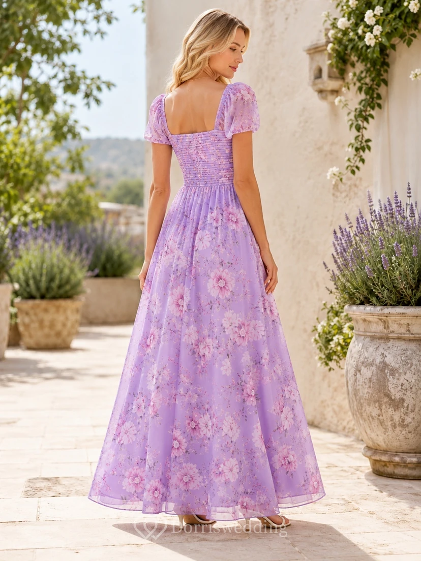 Lavendelfarbenes, bodenlanges Chiffonkleid mit eckigem Ausschnitt, Puffärmeln und Blumenmuster, perfekt für Gartengäste. view 2