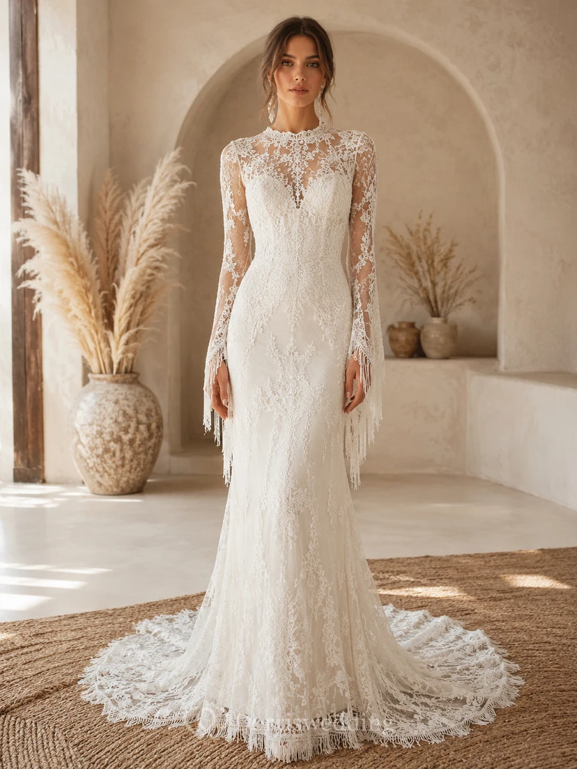 Vestido de novia estilo sirena bohemio de encaje con cuello alto, mangas largas transparentes, puños con flecos y cola vintage.