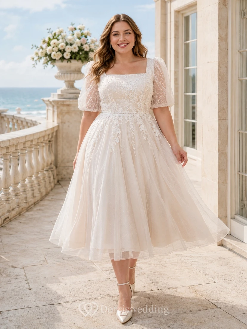 Elegantes, wadenlanges, romantisches A-Linien-Brautkleid aus Tüll in großen Größen mit eckigem Ausschnitt, Puffärmeln und Teelänge.