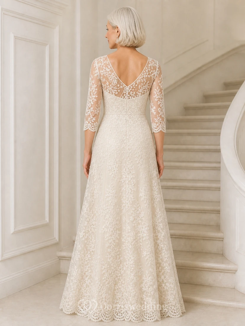 Robe de mère de la mariée, délicate et pudique, en dentelle, coupe trapèze, longueur au sol, manches trois-quarts, col bateau, manches trois-quarts. view 2