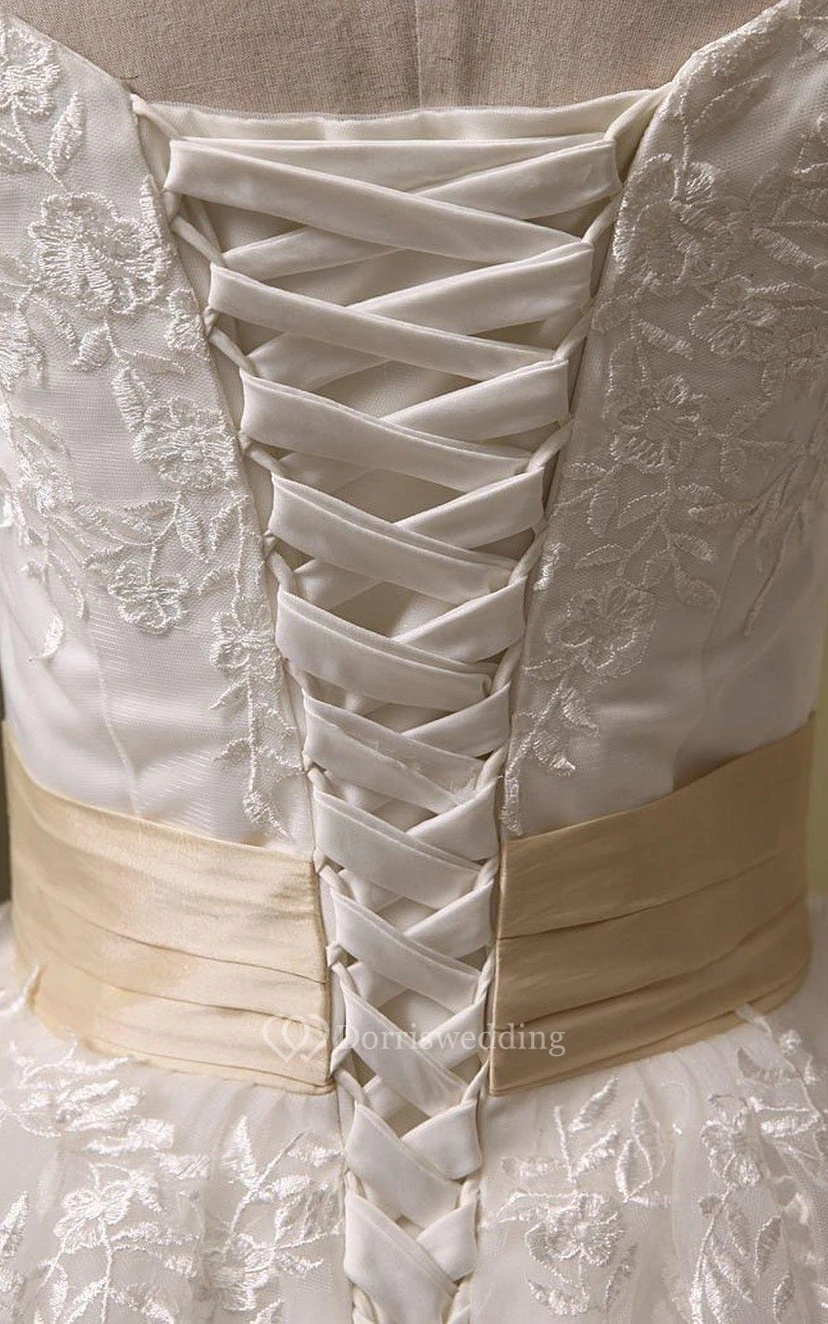 Kurzes 3-4-Ärmel-Kleid aus Tüllspitze mit Korsettrücken und Korsettschnürung view 2