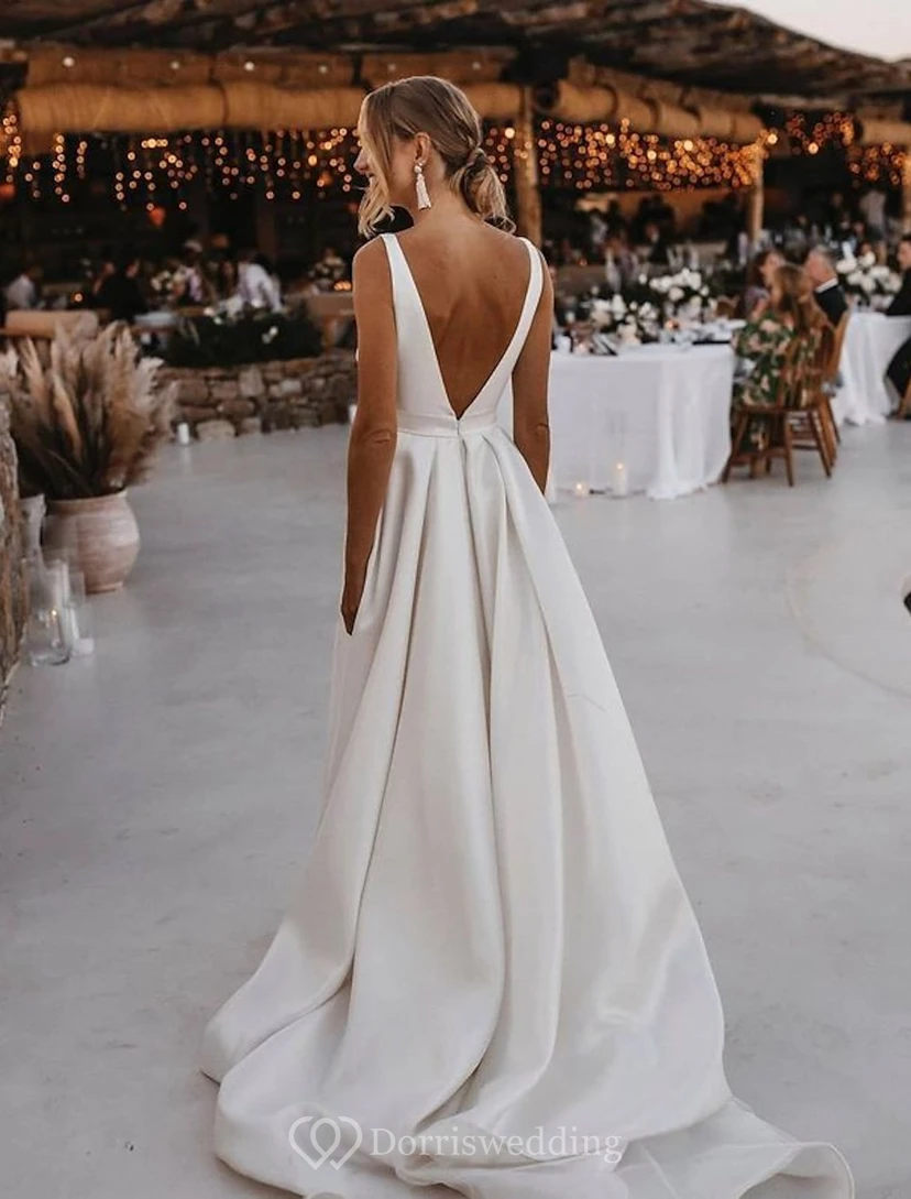 Modernes A-Linien-Brautkleid aus Satin mit V-Ausschnitt und hohem Beinschlitz view 2