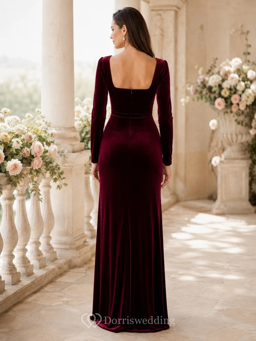 Burgunderfarbenes, eckiges Samt-Etui-Abendkleid mit langen Ärmeln, Raffungen und Schleppe view 2