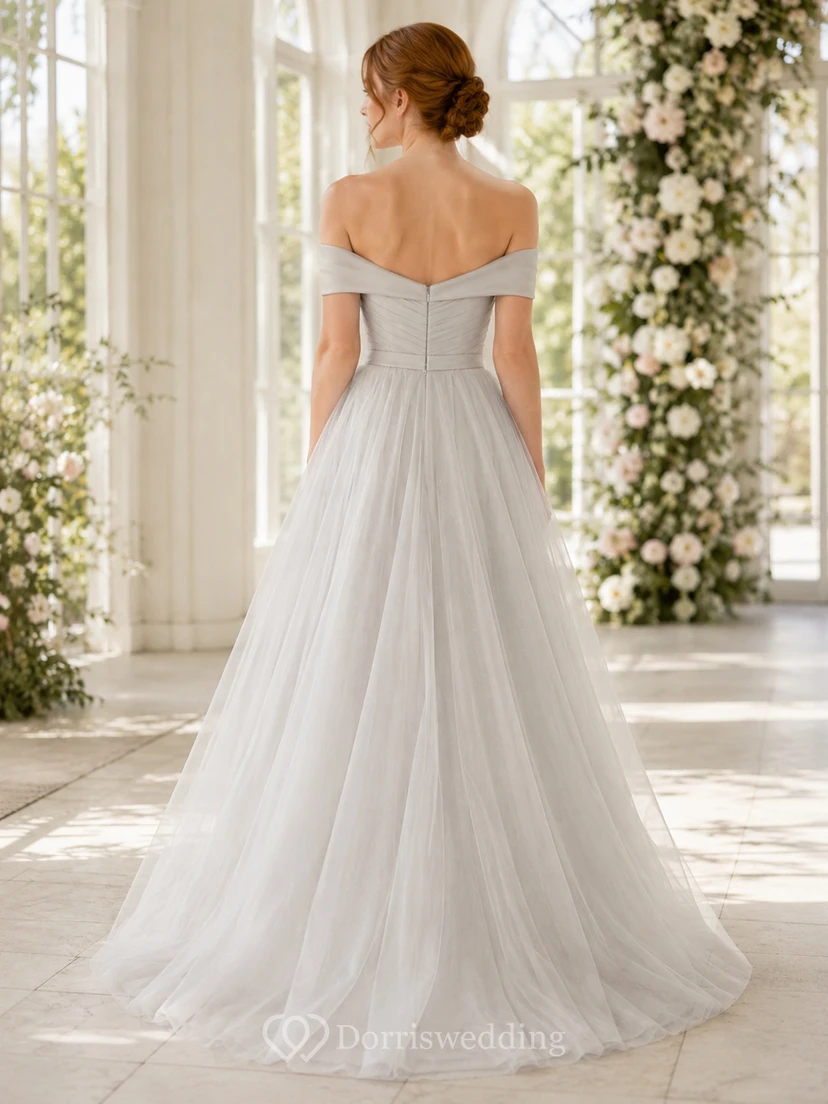 Robe de mariée romantique en tulle gris argenté à épaules dénudées, coupe trapèze et nœud dans le dos view 2
