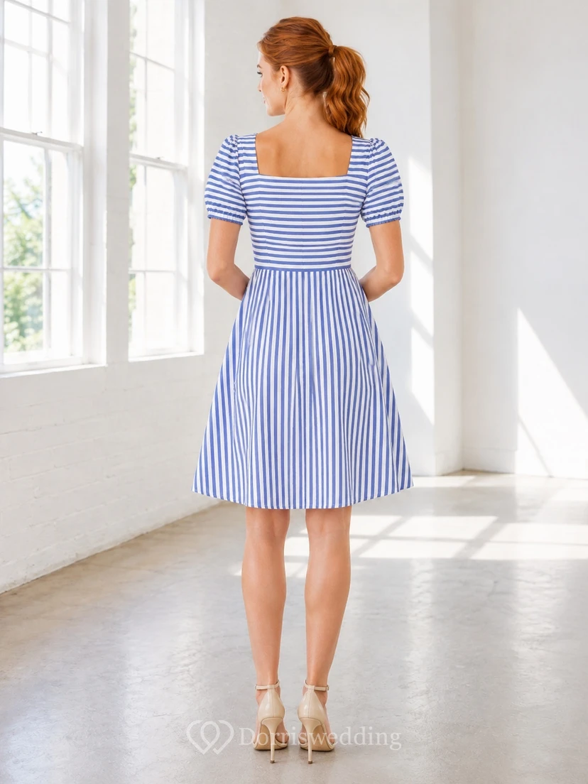 Robe cocktail mini plissée à rayures bleues et blanches, col carré, manches courtes et coupe trapèze, style décontracté. view 2