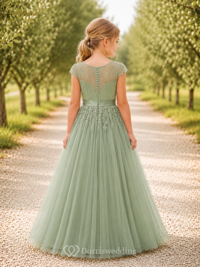 Robe de demoiselle d'honneur en dentelle sauge et tulle, coupe trapèze, manches courtes, col rond, longueur au sol view 2