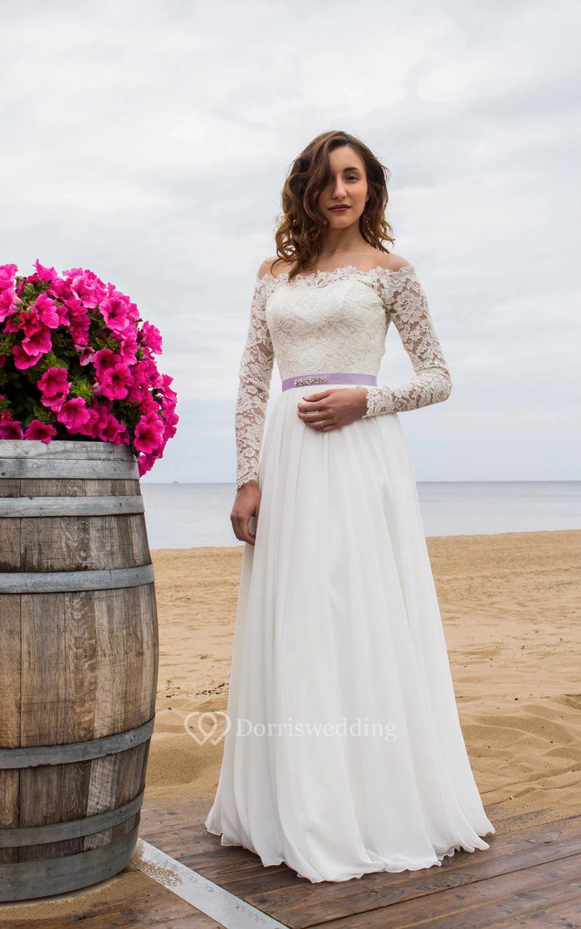 Schulterfreies, langärmeliges Spitzen- und Chiffonkleid mit Schleife