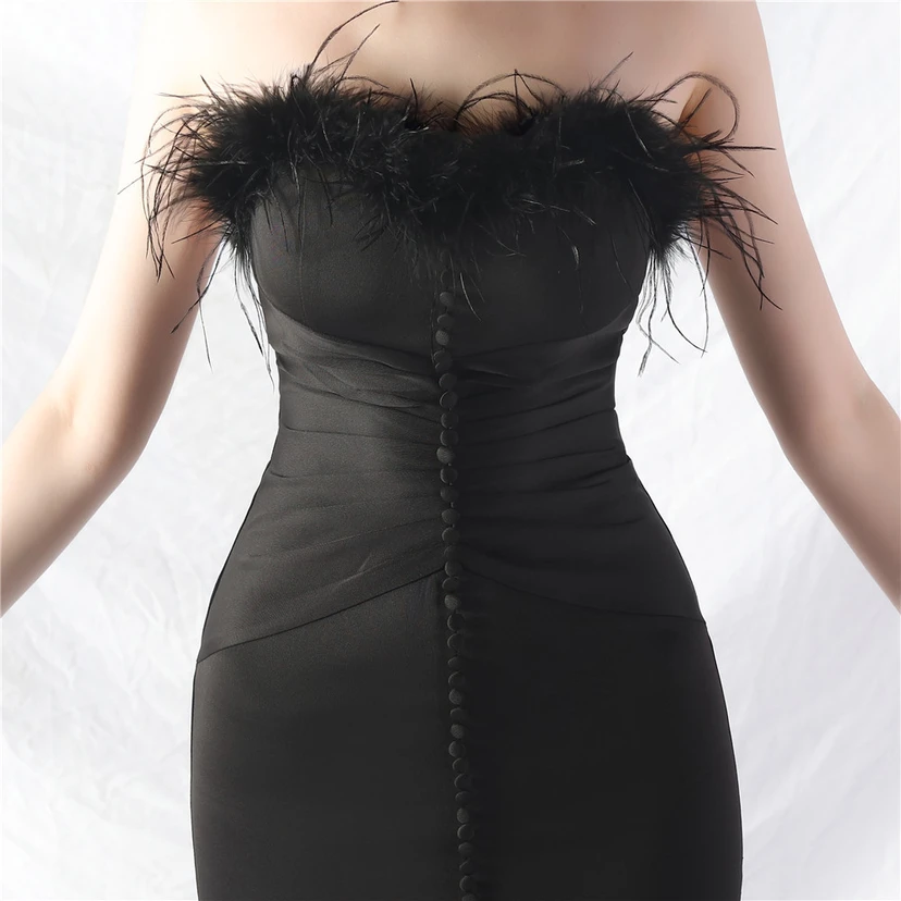 Vestido largo de noche de satén con plumas de avestruz, hecho a mano y con hebilla artística. view 35