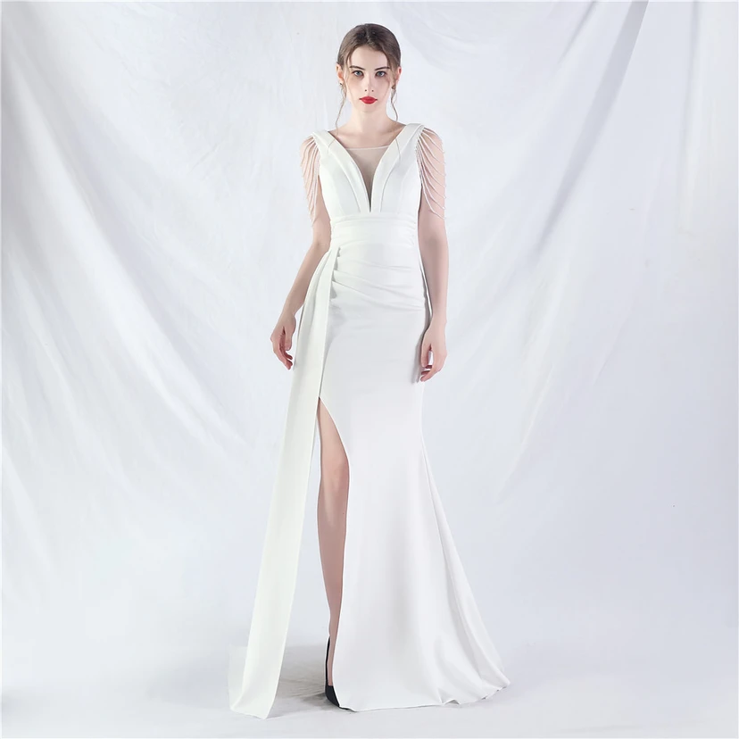 Ein Abendkleid aus insgesamt 8 Farben, gefertigt mit aufwendiger Satinfalttechnik und Perlenstickerei. view 55