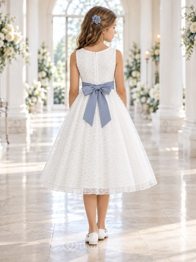 Vestido de niña de flores blanco de corte A, sin mangas, con lunares y fajín azul, hasta la rodilla. view 2