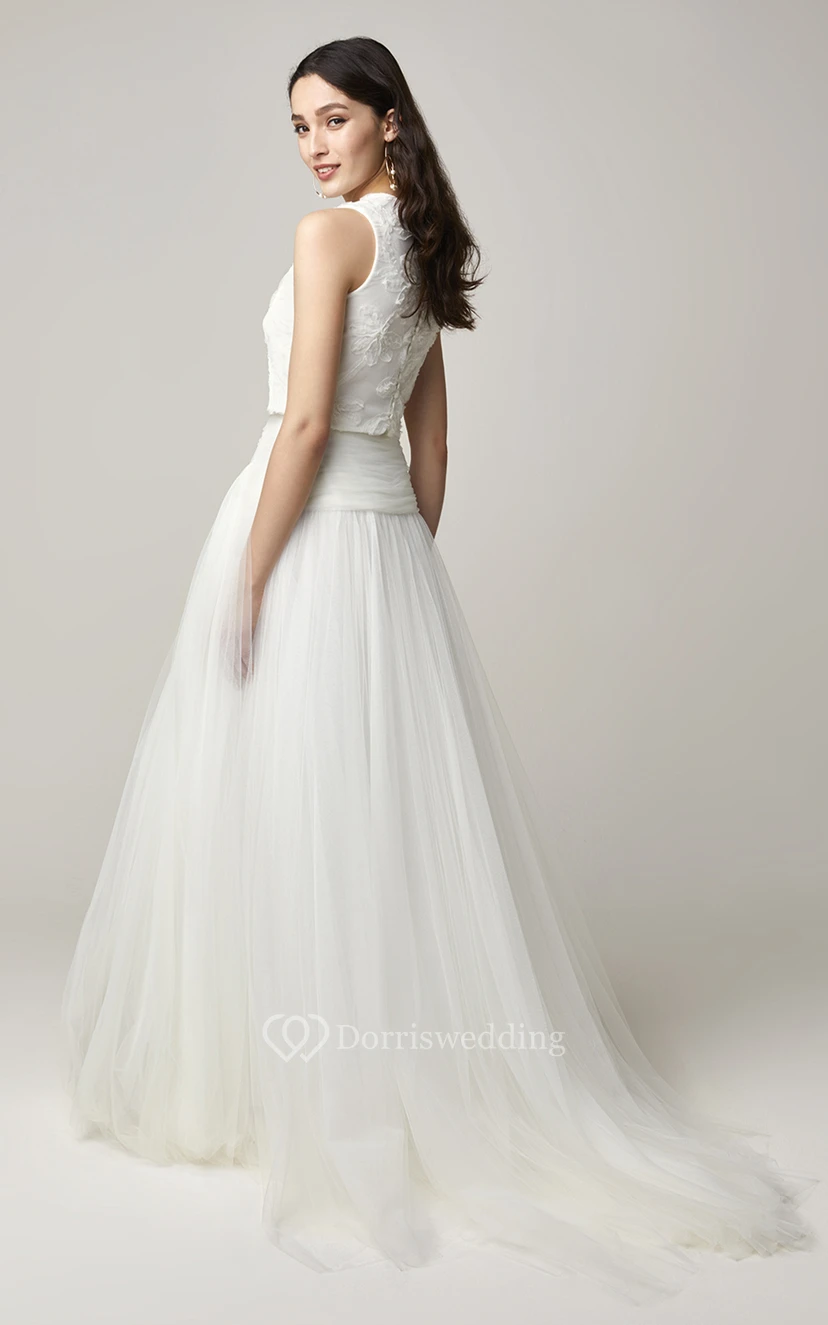 Robe de mariée bohème deux pièces en tulle style bateau avec ceinture. view 2