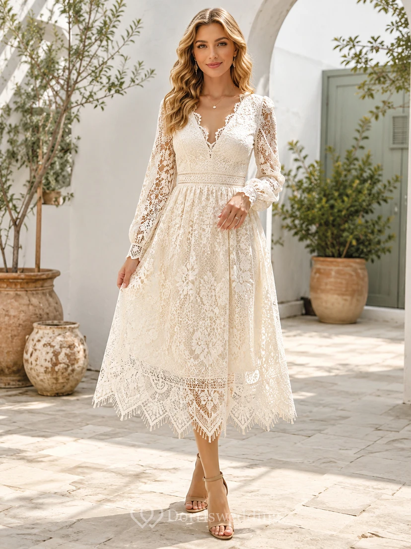 Robe de mariée bohème vintage en dentelle, coupe trapèze, longueur thé, col V, manches longues, pour renouvellement de vœux.