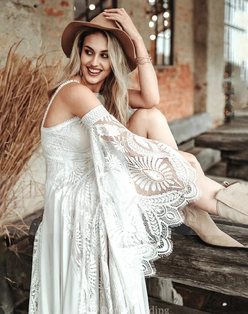 Robe de mariée bohème fourreau en dentelle fendue sur le devant, manches cloche, style champêtre view 3