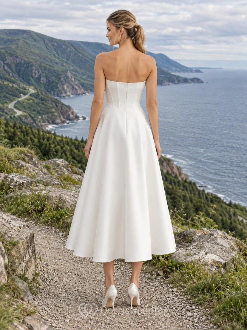 Sencillo vestido de novia palabra de honor hasta la rodilla con corsé de satén estructurado y falda en línea A. view 2