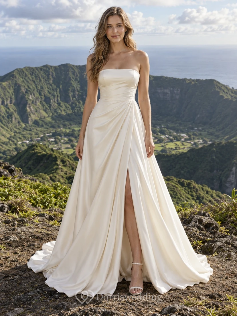 Schlichtes, trägerloses Brautkleid aus Satin mit seitlichem Schlitz, Drapierung und Schleppe