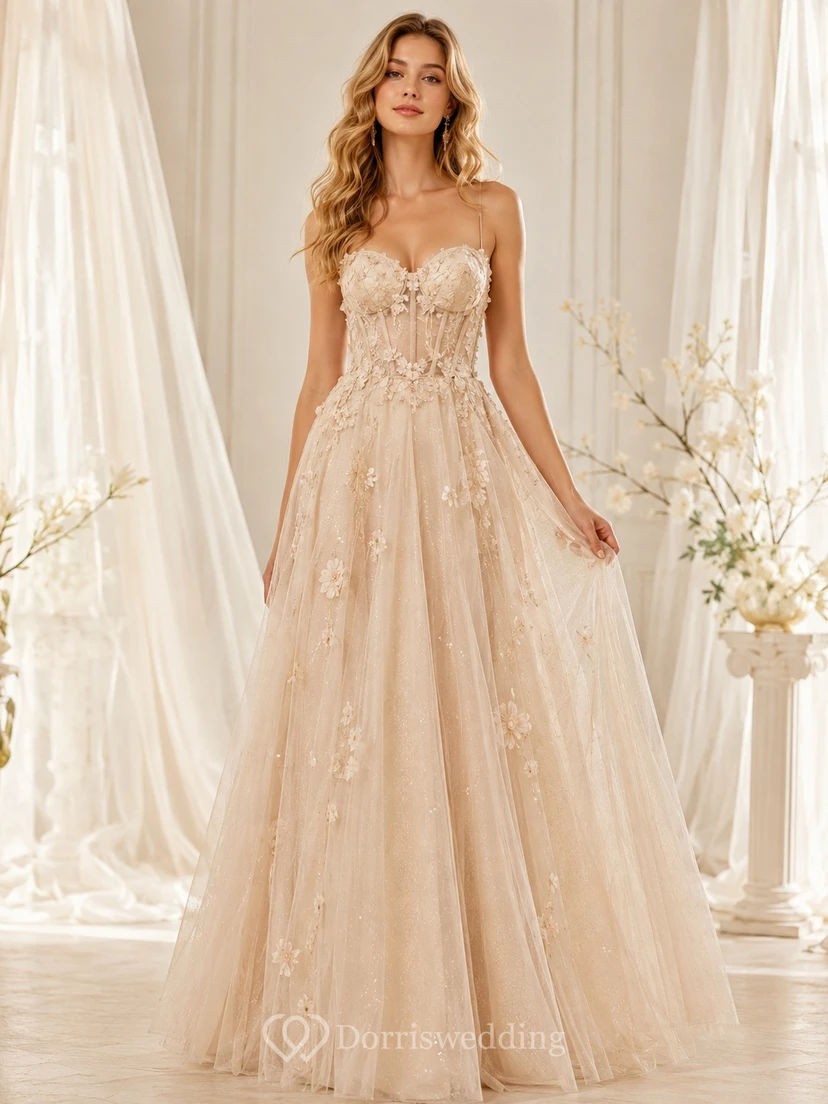 Vestido de gala largo de ensueño color champán, sin tirantes, con flores y pedrería, estilo hada.
