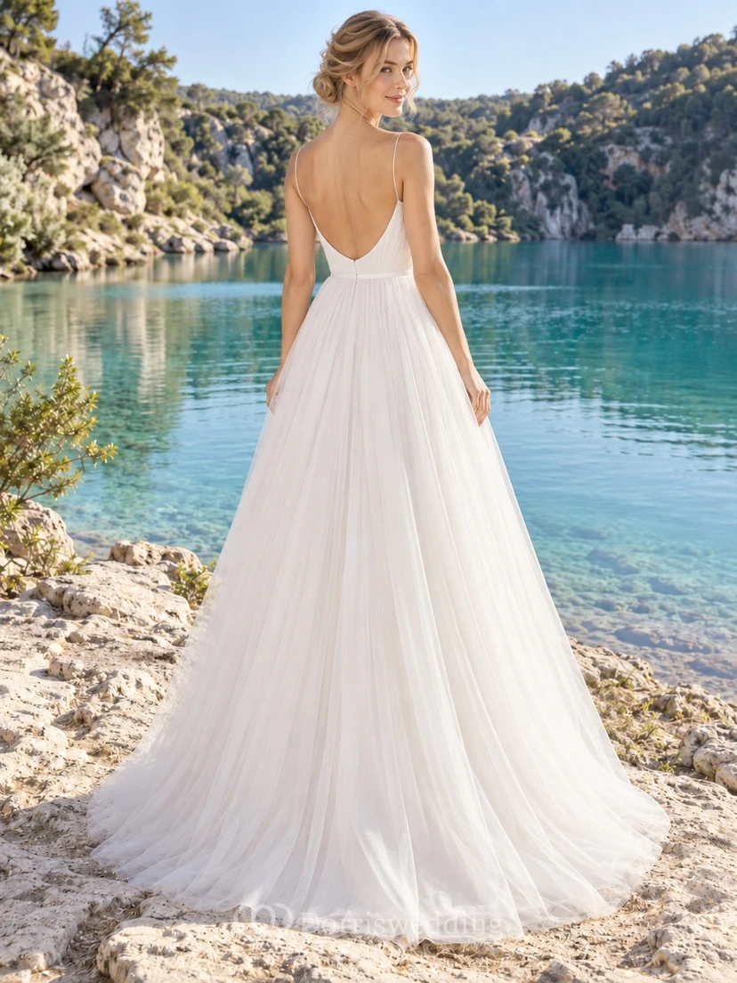 Sencillo vestido de novia romántico de tul, corte en A, escote en V, tirantes finos, largo hasta el suelo y cola corta. view 2