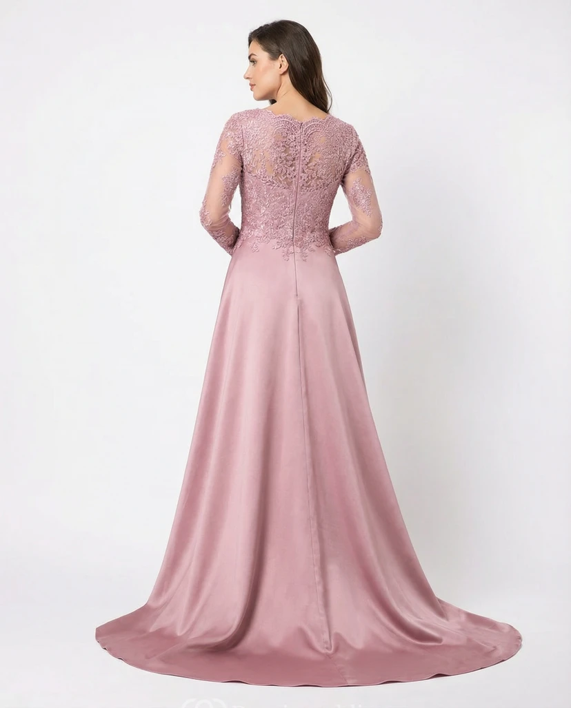Abendkleid aus altrosafarbenem Satin mit langen Spitzenärmeln und floraler Stickerei view 2