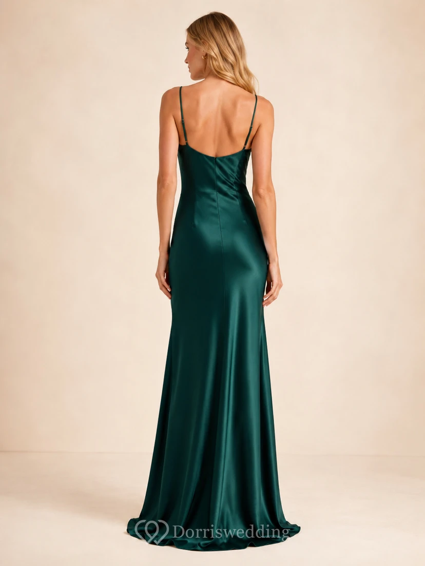 Robe de soirée en satin émeraude à col bénitier et fines bretelles spaghetti, fendue, ornée d'une fente. view 2