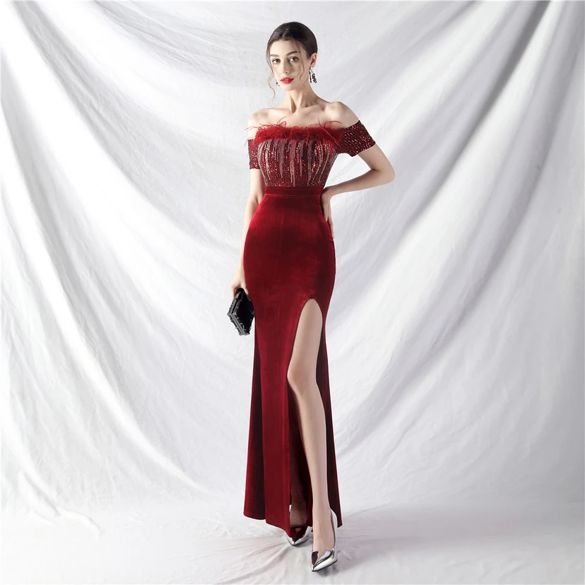 Vestido de noche asimétrico de terciopelo con plumas de avestruz. view 5