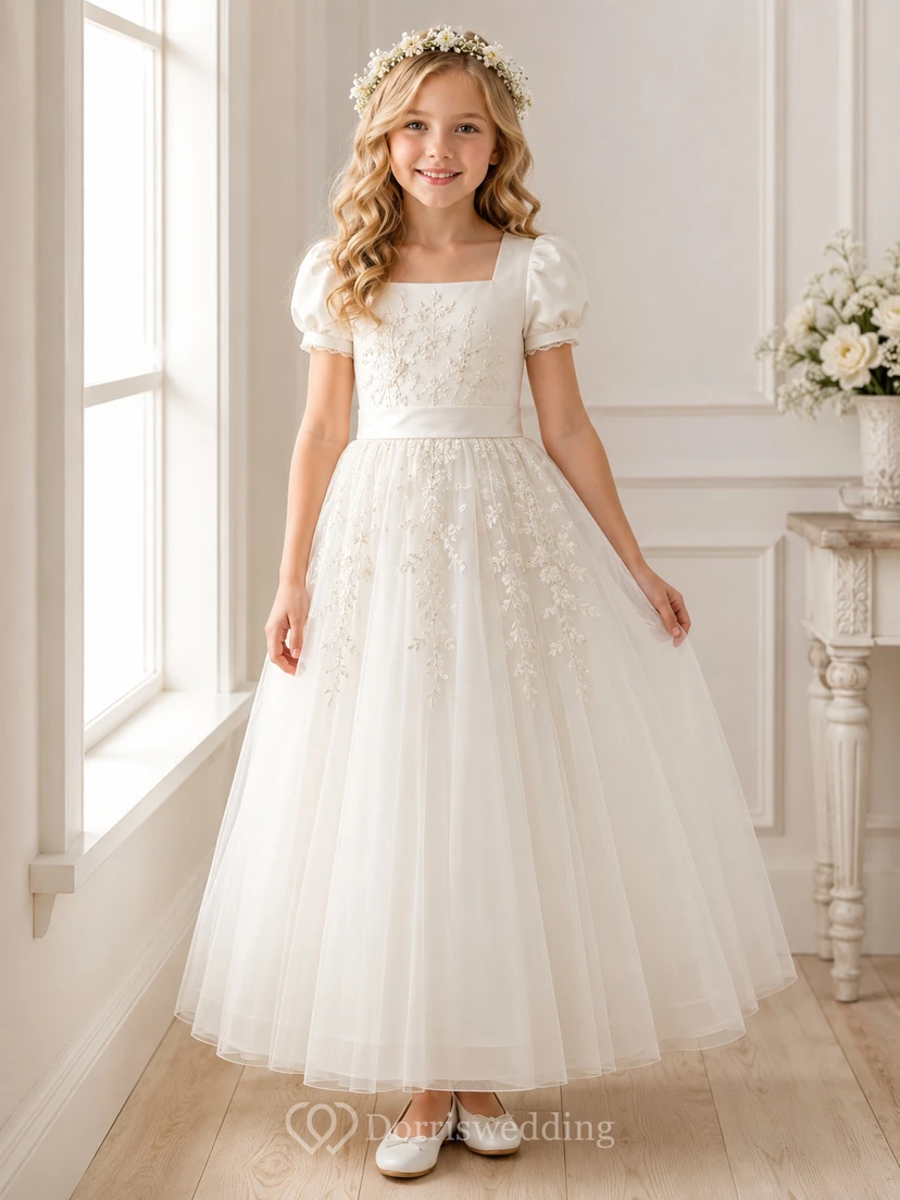 Elfenbeinfarbenes Kommunionsballkleid mit eckigem Ausschnitt, Puffärmeln und floraler Spitze