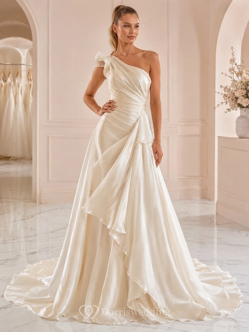 Vestido de novia moderno de un solo hombro, corte en A, drapeado y cola larga.