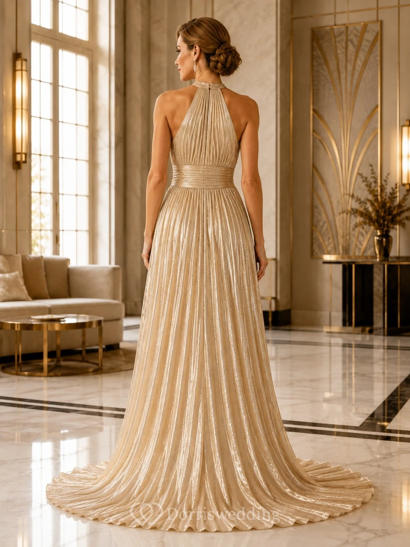 Robe de soirée de luxe en satin doré, plissée, à col montant et traîne, ornée de plis et de décolleté dos nu. view 2
